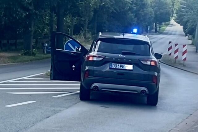 Eine Reporterin der Westfalenpost hat in Meschede ein Zivilfahrzeug der Polizei mit dem Kennzeichen DO:PE fotografiert. Es war gerade im Einsatz und sperrte eine Straße ab. Die Nummer wurde unkenntlich gemacht, damit das Kennzeichen für die Polizei nicht „verbrannt“ ist, wie es intern heißt.