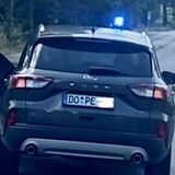Eine Reporterin der Westfalenpost hat in Meschede ein Zivilfahrzeug der Polizei mit dem Kennzeichen DO:PE fotografiert. Es war gerade im Einsatz und sperrte eine Straße ab. Die Nummer wurde unkenntlich gemacht, damit das Kennzeichen für die Polizei nicht „verbrannt“ ist, wie es intern heißt.