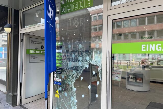 Die Scheibe des Gravis-Store ist notdürftig repariert worden.