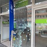 Die Scheibe des Gravis-Store ist notdürftig repariert worden.