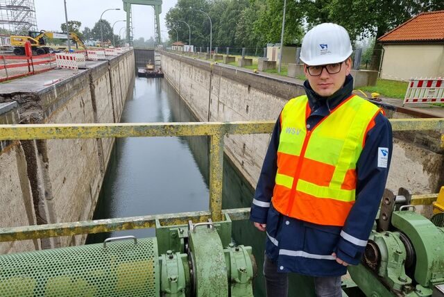 Projektleiter Marvin Schniggenberg steht vor der großen Schleuse in Datteln.