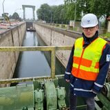 Projektleiter Marvin Schniggenberg steht vor der großen Schleuse in Datteln.