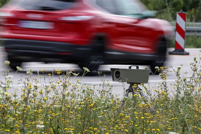 Ein mobiler Blitzer, der neben einer Straße steht.