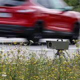Ein mobiler Blitzer, der neben einer Straße steht.