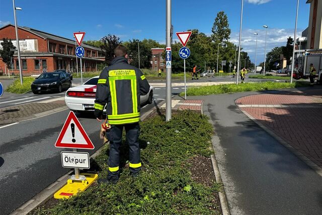 Die Feuerwehr muss in Dorsten eine Dieselspur abstreuen.