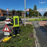 Die Feuerwehr muss in Dorsten eine Dieselspur abstreuen.