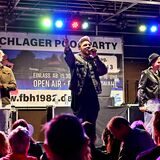 Drei Männer stehen und singen auf einer Bühne.
