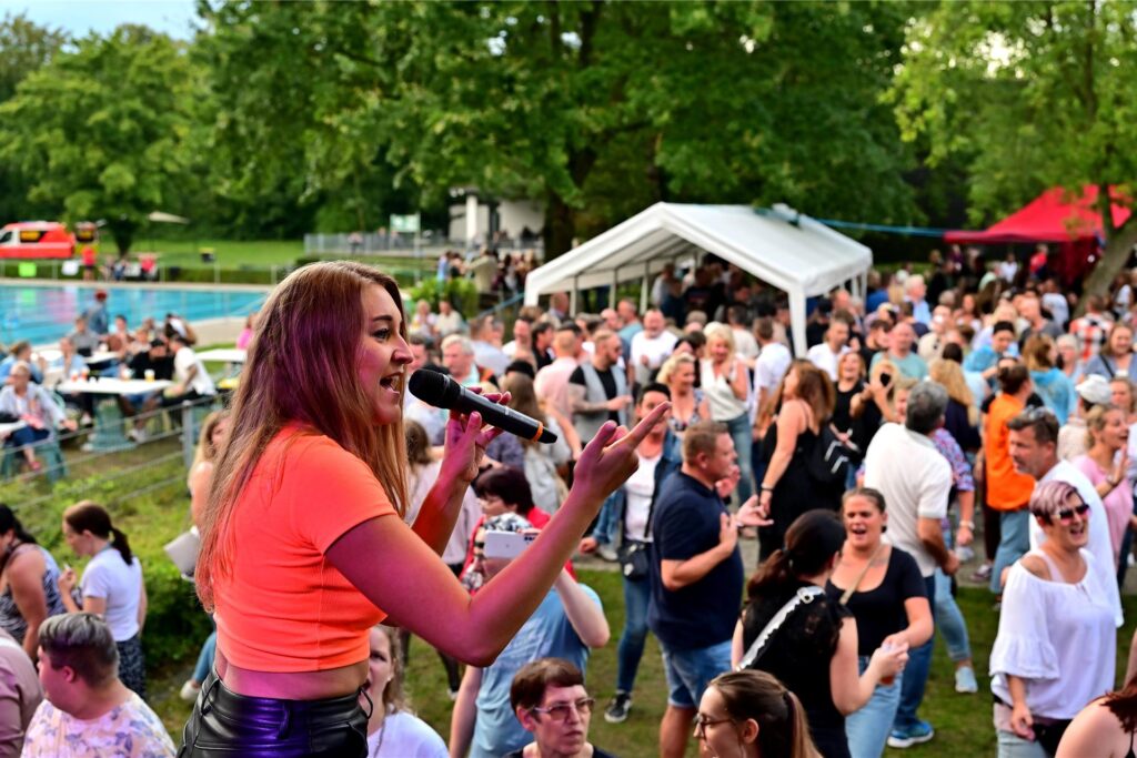Schlager Pool Party im Bürgerbad Loemühle: Jasmin Hutchins begeistert das Publikum.