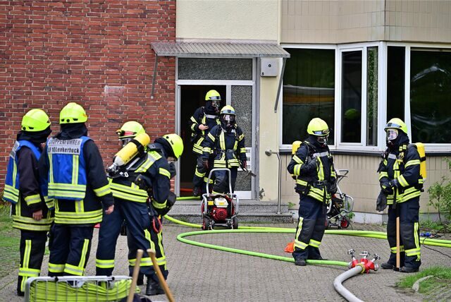 Bei dem Brand in einem vierstöckigen Haus am Lipper Weg sind auch Einsatzkräfte der Freiwilligen Feuerwehr Lenkerbeck im Einsatz.