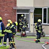 Bei dem Brand in einem vierstöckigen Haus am Lipper Weg sind auch Einsatzkräfte der Freiwilligen Feuerwehr Lenkerbeck im Einsatz.