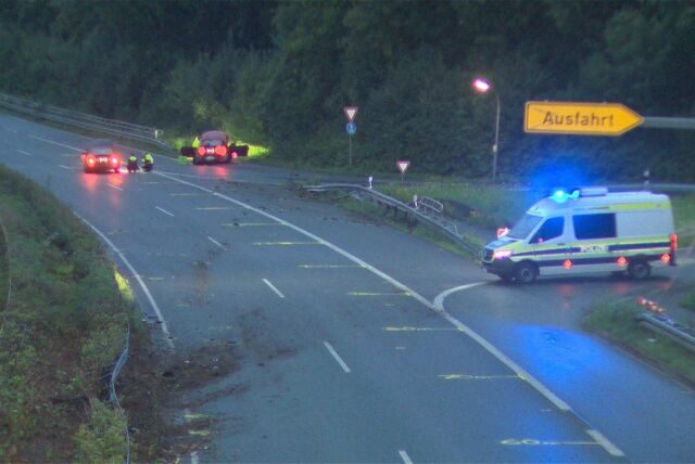Zwei Autos sind auf der B54 verunfallt.