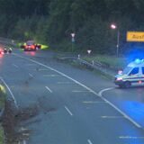 Zwei Autos sind auf der B54 verunfallt.