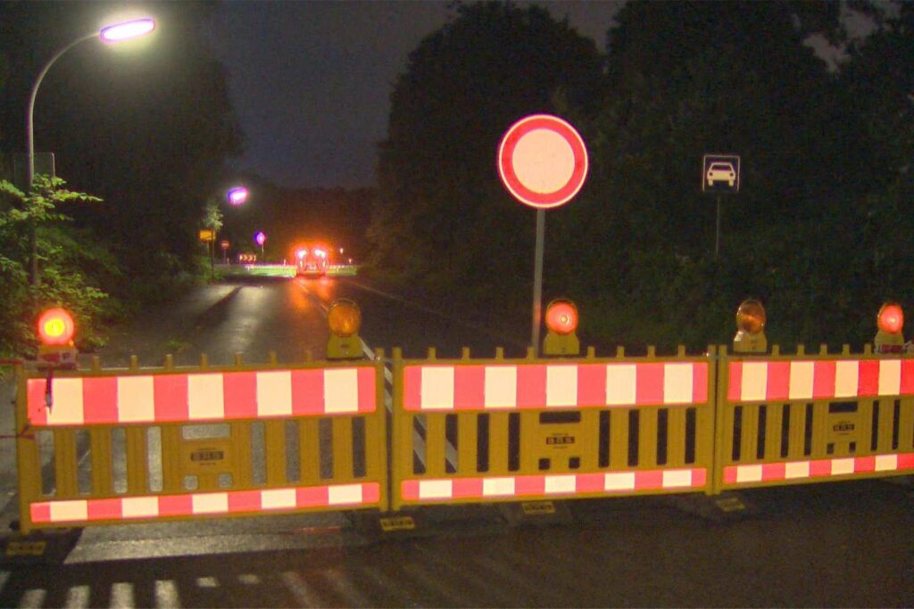 Die B54 und die Auffahrt von Hacheney in Richtung Norden waren gesperrt. Die B54 und die Auffahrt von Hacheney in Richtung Norden waren gesperrt.
