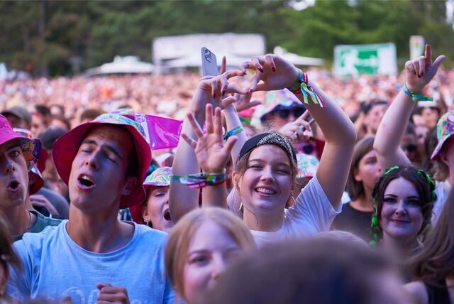 Besucher und Besucherinnen beim Juicy Beats im Westfalenpark Dortmund.
