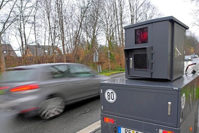 Ein Auto passiert eine Radarfalle.