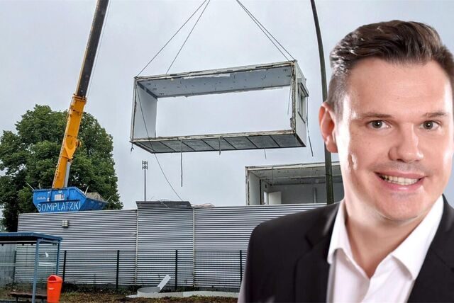Mithilfe eines Krans werden die Container am Schulzentrum Marler Straße abgebaut. Christoph Winkel erklärt, wie es weitergeht.