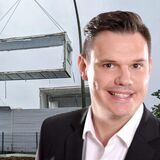 Mithilfe eines Krans werden die Container am Schulzentrum Marler Straße abgebaut. Christoph Winkel erklärt, wie es weitergeht.