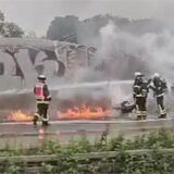 Ein Auto auf der A2 brennt.
