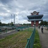Der Radweg führt über die Kanalschleuse in Crange direkt zum Kirmesgelände