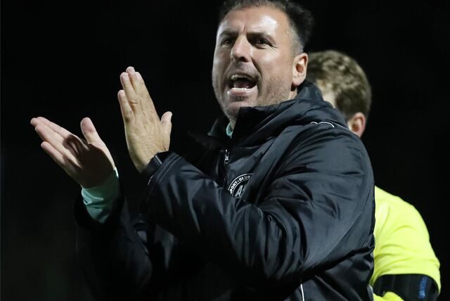 Nimmt sich auch Zeit, alte Freunde zu treffen: Hier steht Andre Pawlak mit Toni Kotziampassis zusammen, beide spielten in der Oberliga Westfalen für die damalige Spvgg. BW Post Recklinghausen.