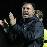 Nimmt sich auch Zeit, alte Freunde zu treffen: Hier steht Andre Pawlak mit Toni Kotziampassis zusammen, beide spielten in der Oberliga Westfalen für die damalige Spvgg. BW Post Recklinghausen.