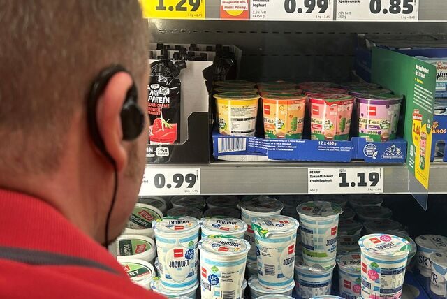 Ein Mitarbeiter des Lebensmitteldiscounters Penny kennzeichnet die Artikel mit dem „Wahren Kosten-Preis“.