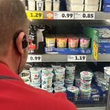 Ein Mitarbeiter des Lebensmitteldiscounters Penny kennzeichnet die Artikel mit dem „Wahren Kosten-Preis“.