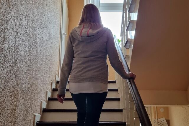 Eine Frau geht die Treppe hoch.