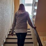 Eine Frau geht die Treppe hoch.