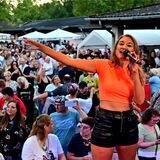 Schlagerpoolparty im Bürgerbad Loemühle: Sängerin Yasmin Hutchins heitzt dem Publikum ein.