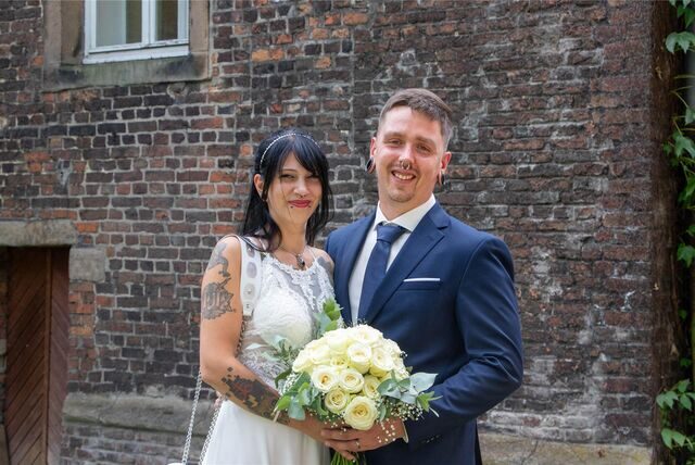 Raphaela (geborene Hellmich) und Timo Kirchhoff wollten eigentlich in Florida heiraten. Nun gaben sie sich auf dem Schloss Bladenhorst das Ja-Wort.
