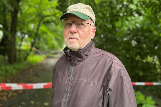 Auf dem Foto ist der Imker Udo Pfingst zu sehen. Er trägt eine Cap, eine Brille und eine braune Jacke.