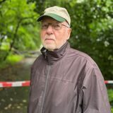 Auf dem Foto ist der Imker Udo Pfingst zu sehen. Er trägt eine Cap, eine Brille und eine braune Jacke.