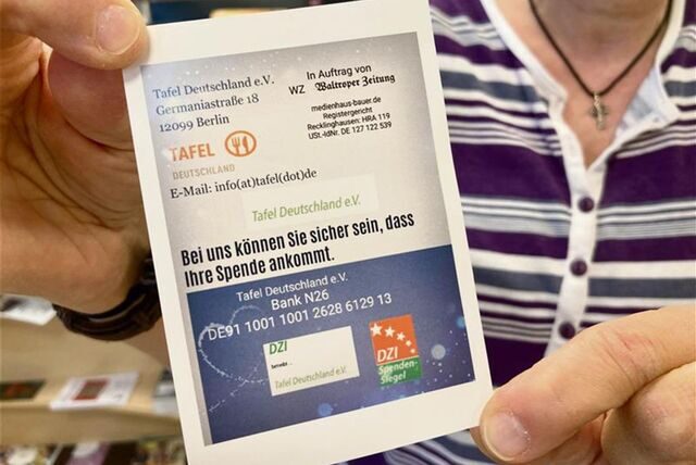 Eine Frau hält einen Flyer