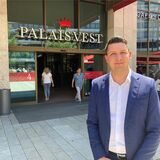 Palais Vest: Centermanager Gerrit Beckmann steht vor dem Eingang des Einkaufscenters in Recklinghausen.