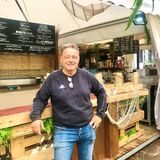 Fran Philipp steht auf einem kulinarischen Markt vor seinem Stand.