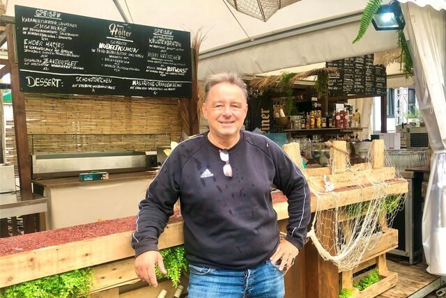 Fran Philipp steht auf einem kulinarischen Markt vor seinem Stand.