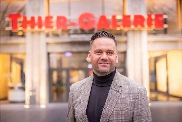 Centermanager Torben Seifert steht vor der Thier-Galerie in Dortmund.