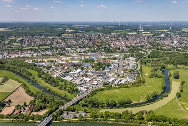 Das Luftbild zeigt die Lippe und den Lippebogen, im Hintergrund ist die Stadt Haltern zu sehen.
