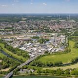 Das Luftbild zeigt die Lippe und den Lippebogen, im Hintergrund ist die Stadt Haltern zu sehen.