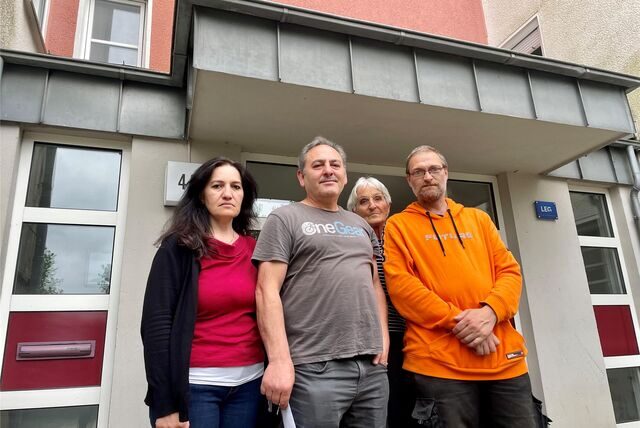 Mieter aus Häusern auf Schwerin in Castrop-Rauxel stehen vor ihrer Haustür