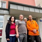Mieter aus Häusern auf Schwerin in Castrop-Rauxel stehen vor ihrer Haustür