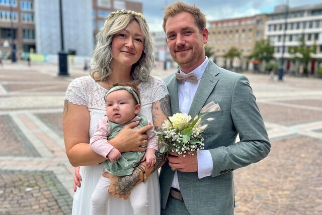 Jenny und Chris aus Dortmund haben am Dortmunder Standesamt geheiratet. Mit dabei war auch Tochter Emma, die jetzt dreieinhalb Monate alt ist.