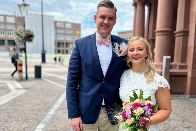 Sandra und Markus Langes haben am Dortmunder Standesamt geheiratet. Der Größenunterschied fällt sofort auf. Markus ist knapp zwei Meter groß, Sandra misst 1,70 Meter.