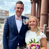Sandra und Markus Langes haben am Dortmunder Standesamt geheiratet. Der Größenunterschied fällt sofort auf. Markus ist knapp zwei Meter groß, Sandra misst 1,70 Meter.