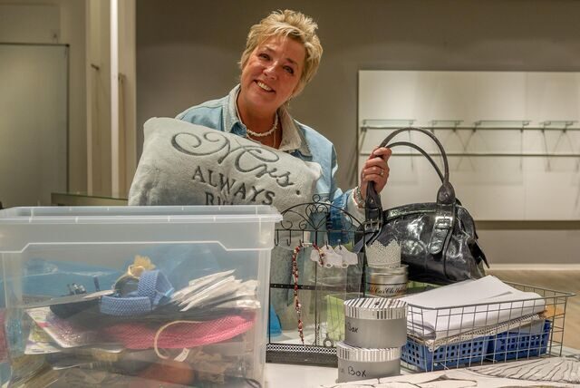 Heike Eberle im ehemaligen Ladenlokal der Glitzerstube, einem karitativen Second-Hand-Laden in der Stadtgalerie Datteln