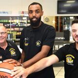 Basketball. 1. August 2023. Vorsitzender Hermann Zechel (links) und Cheftrainer Robin Singh (Rechts) präsentieren den nächsten Zugang für die Regionalliga-Saison 2023/2024, Mohamed Moe Abdiwahid (ehemals TuS HammStars).