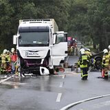Ein Lastwagen, ein Jeep und ein Bus waren an dem Unfall beteiligt..