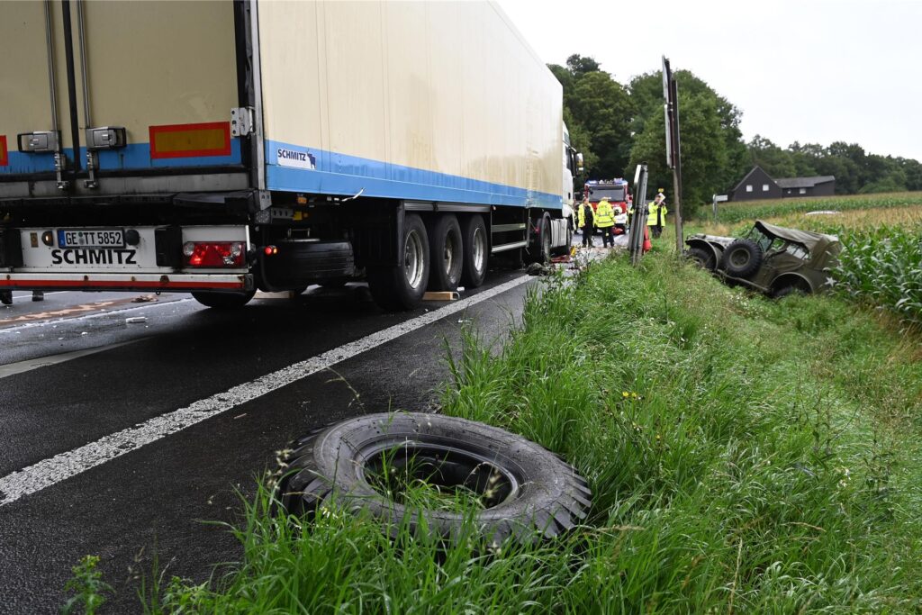 Die Polizei hat die Unfallstelle komplett gesperrt. Die Polizei hat die Unfallstelle komplett gesperrt.