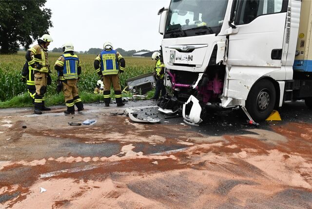Ein Jeep war mit einem Lkw kollidiert.